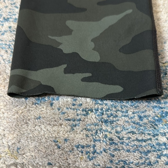 CAMO CONTENDER 7/8 TIGHT IN POWERLIFT Size Small (Raw Hem) - Picture 4 of 7